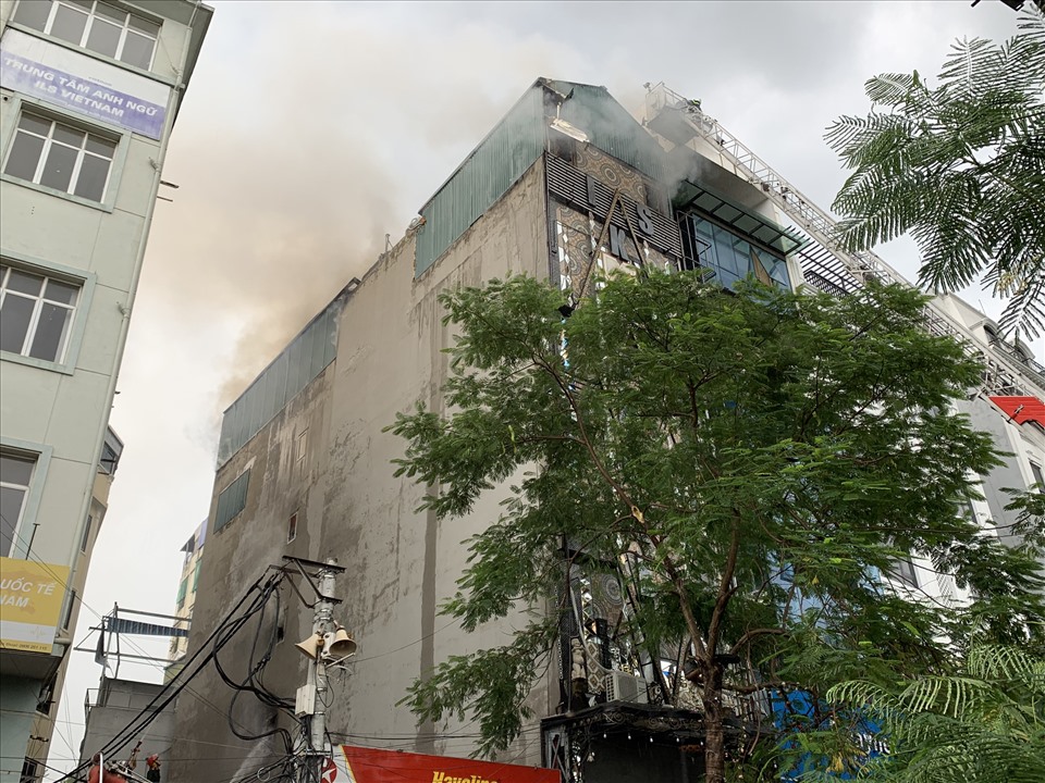 Khoảng 13h ngày 1.8, xảy ra vụ cháy tại quán karaoke tại số 231 Quan Hoa, Cầu Giấy, Hà Nội.