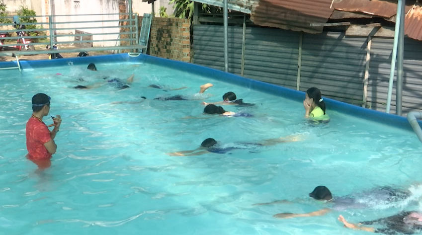 Một lớp dạy bơi miễn phí cho trẻ em nghèo ở tỉnh Đắk Lắk. Ảnh: B.T