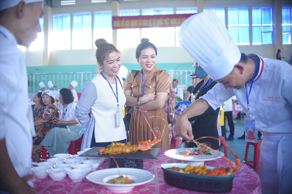 Đầu bếp tỉ mỉ trang trí cho phần dự thi của mình khiến du khách cực kì thích thú.