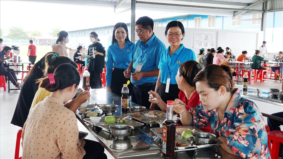 Đồng chí Nguyễn Thanh Sơn - Chủ tịch LĐLĐ tỉnh (áo xanh, giữa) cùng đoàn công tác ân cần thăm hỏi CNLĐ Công ty TNHH E&W Vina về chất lượng bữa ăn. Ảnh: Anh Khoa