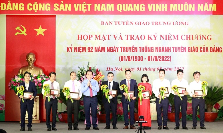 Ông Nguyễn Trọng Nghĩa trao tặng Kỷ niệm chương “Vì sự nghiệp Tuyên giáo” cho cán bộ, công chức, viên chức của Ban Tuyên giáo Trung ương.