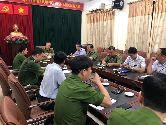 Thứ trưởng Công an Nguyễn Văn Long xuống hiện trường chỉ đạo, làm việc với các đơn vị có liên quan tại Công an quận Cầu Giấy. Ảnh: BCA