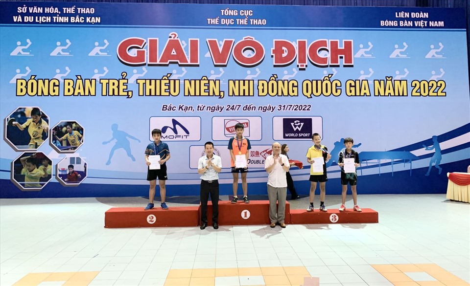 Vận động viên Nguyễn Thái Bảo giành Huy chương bạc đơn nam nhóm tuổi U13. Ảnh: H.A