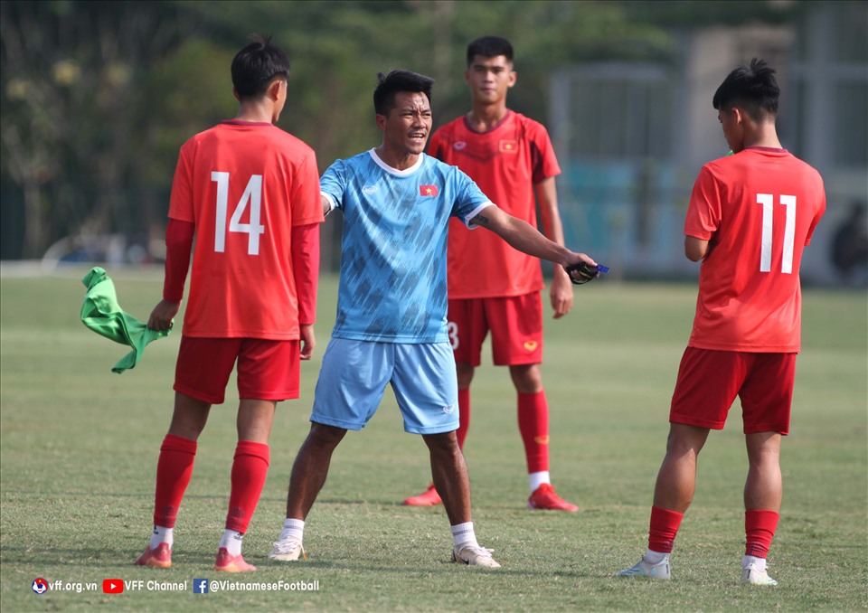 Trong phần khởi động, U16 Việt Nam chia thành 2 nhóm. Nhóm cầu thủ thi đấu trận trước đượ thả lỏng cùng trợ lý thể lực và nhóm còn lại tập luyện cùng huấn luyện viên trưởng Nguyễn Quốc Tuấn.