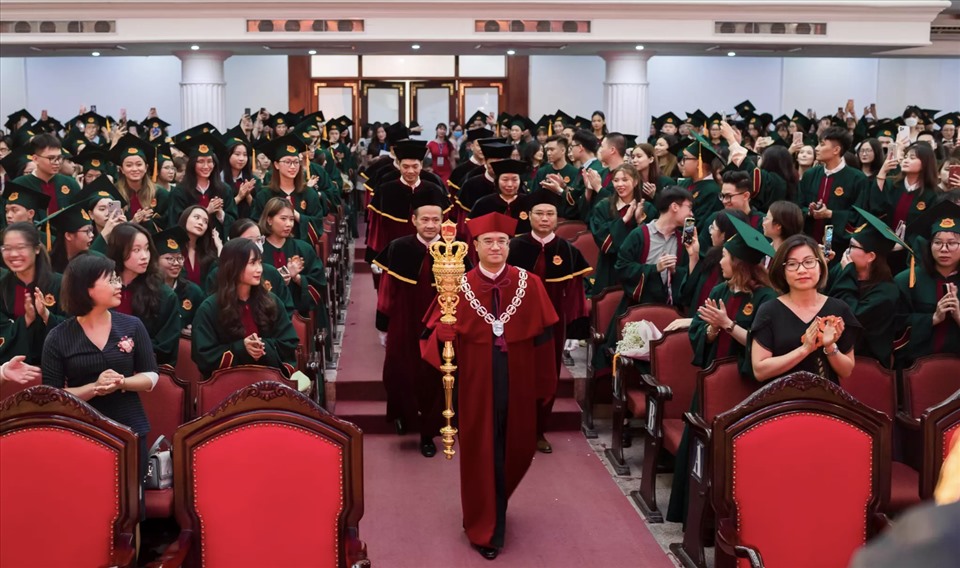 Lễ phục tốt nghiệp gây chú ý của Trường Đại học Kinh tế, Đại học Quốc gia Hà Nội.