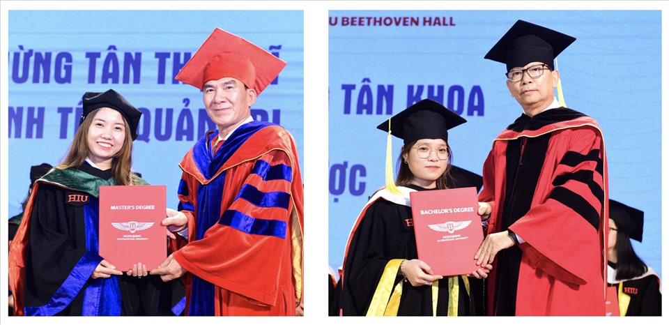 Trang phục lễ tốt nghiệp thạc sĩ (bên trái) là sự kết hợp giữa màu đen, tím, xanh lá, đỏ. Trang phục cử nhân (bên phải) với màu đen là chủ đạo cùng với sự kết hợp giữa 3 màu sắc khác là trắng, đỏ, vàng. Trên ngực áo có thêu tên mã trường. Ảnh: HIU