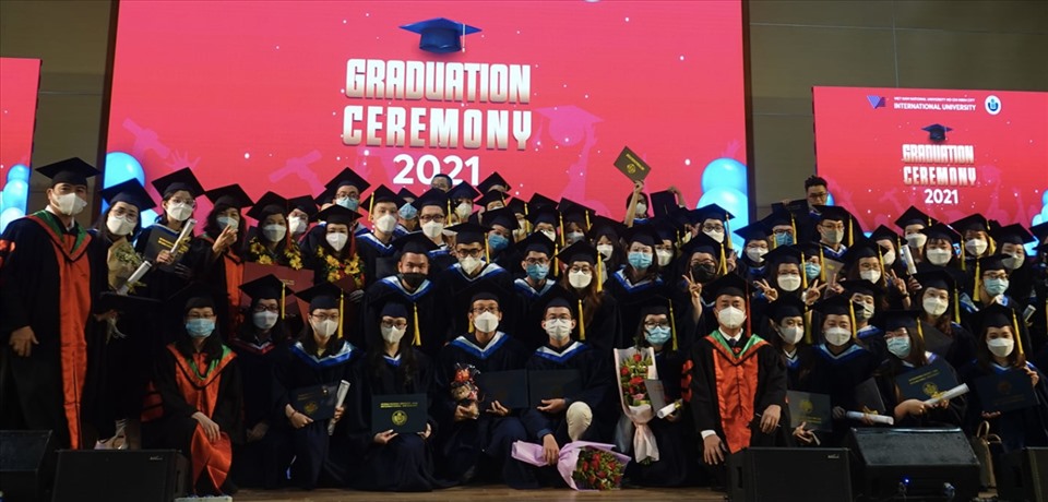 Tân Tiến sĩ, Thạc sĩ, cử nhân và kỹ sư chụp hình lưu niệm tại lễ tốt nghiệp được tổ chức hồi tháng 3.2022.