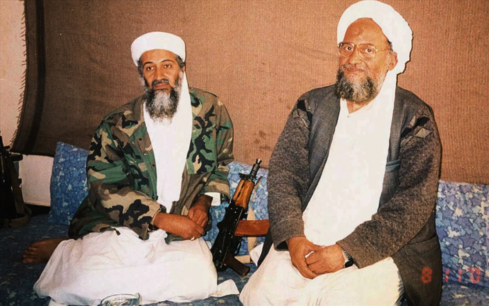 Osama bin Laden (trái) và Ayman al-Zawahri năm 2001. Ảnh: Reuters