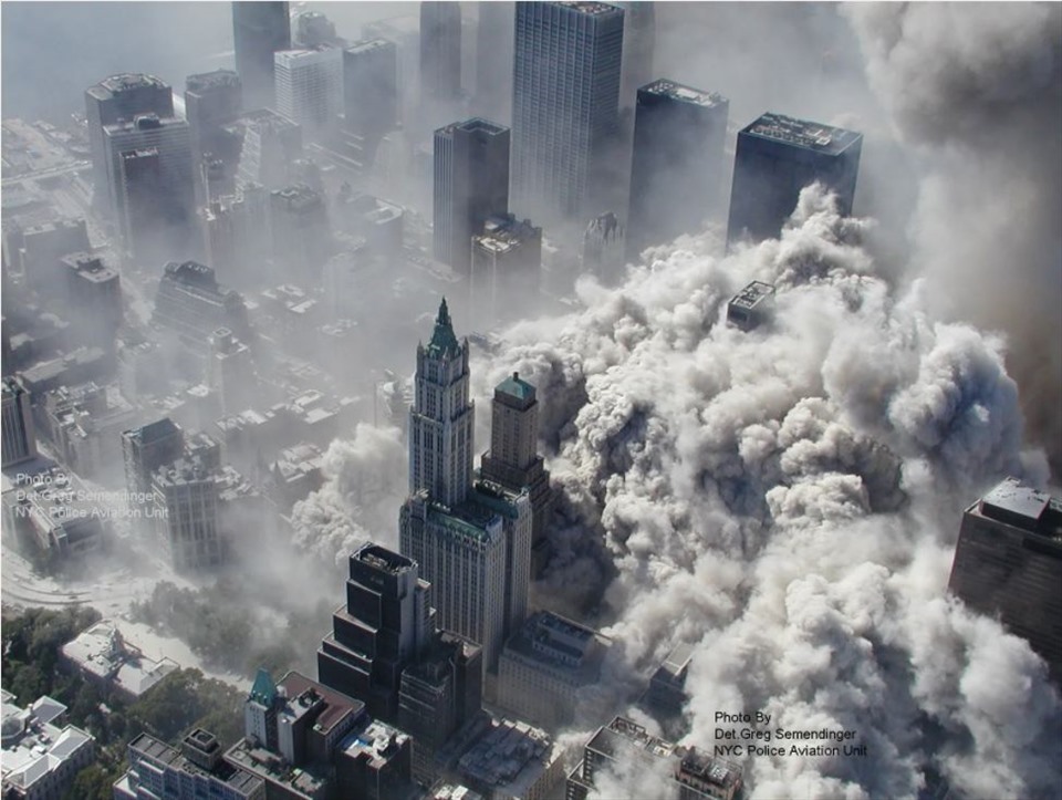 Khói bụi bao phủ khu Manhattan sau khi 2 máy bay do không tặc điều khiển đâm vào hai tòa tháp của Trung tâm Thương mại Thế giới hôm 11.9.2001. Ảnh: NYPD