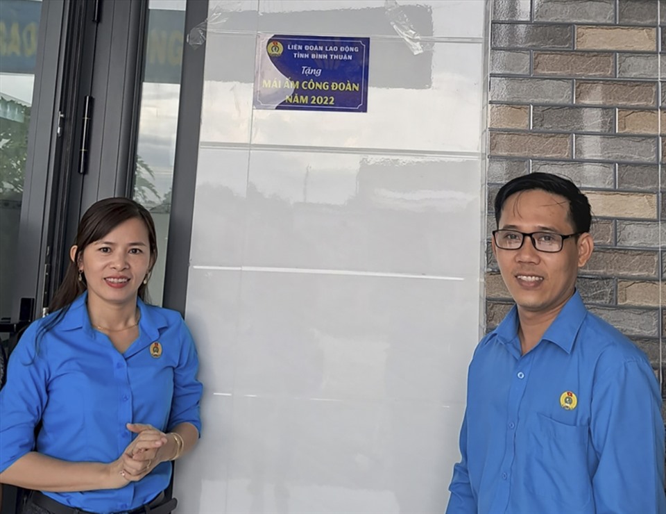 Đại diện LĐLĐ huyện Tuy Phong (Bình Thuận) gắn bảng Mái ấm công đoàn. Ảnh: LĐLĐ TP