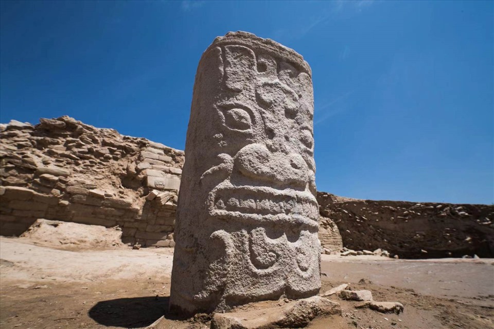 Các cột đá tương tự như cột totem được tìm thấy xung quanh cung điện. Ảnh: SCMP