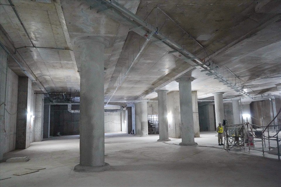 Cùng với việc thi công giếng trời, ga ngầm Bến Thành đang có khoảng 364 công nhân gấp rút thi công hoàn thiện kiến trúc, hệ thống cơ điện.  Ở phía trên nhà ga thuộc khu vực trước chợ Bến Thành - nơi “đất vàng” trung tâm TPHCM, cũng đang được tái lập mặt bằng dự kiến hoàn thành trong tháng 9 tới.