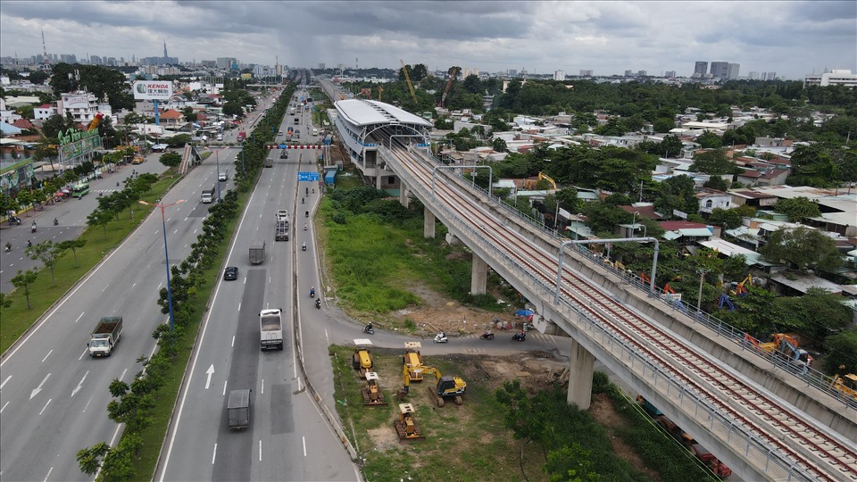 Đoạn trên cao tuyến metro số 1 chạy dọc Xa lộ Hà Nội từ cầu Sài Gòn tới Suối Tiên, TP Thủ Đức.