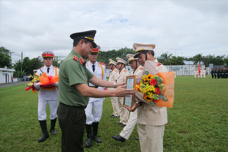 Thiếu tướng Lê Hồng Nam, Giám đốc CATP trao Quyết định và tặng hoa chúc mừng Ban chỉ huy Trung đoàn Cảnh sát cơ động dự bị chiến đấu .