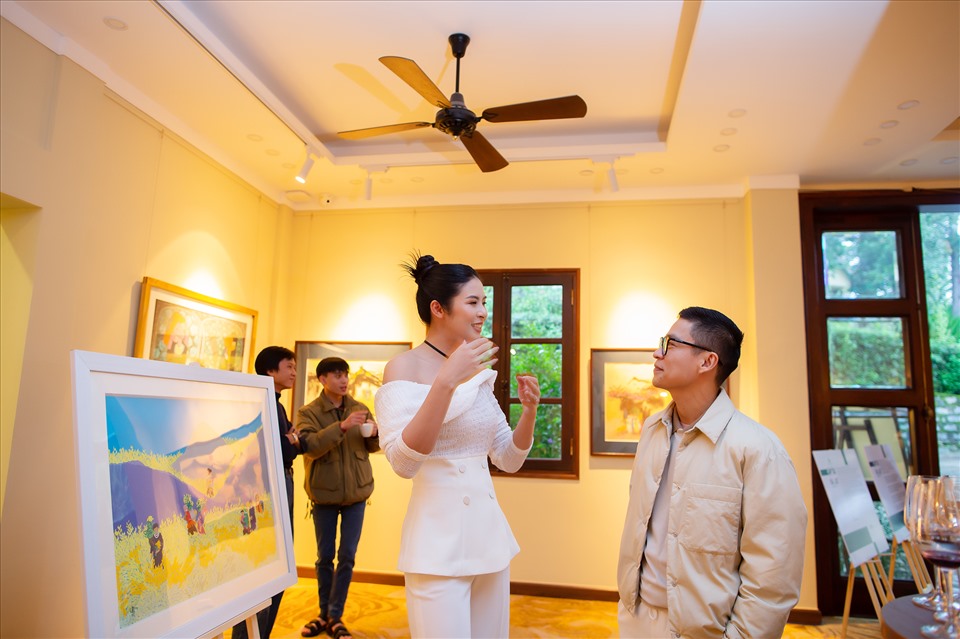 Hoa hậu Ngọc Hân và nhà thiết kế Adrian Anh Tuấn. Ảnh: NVCC