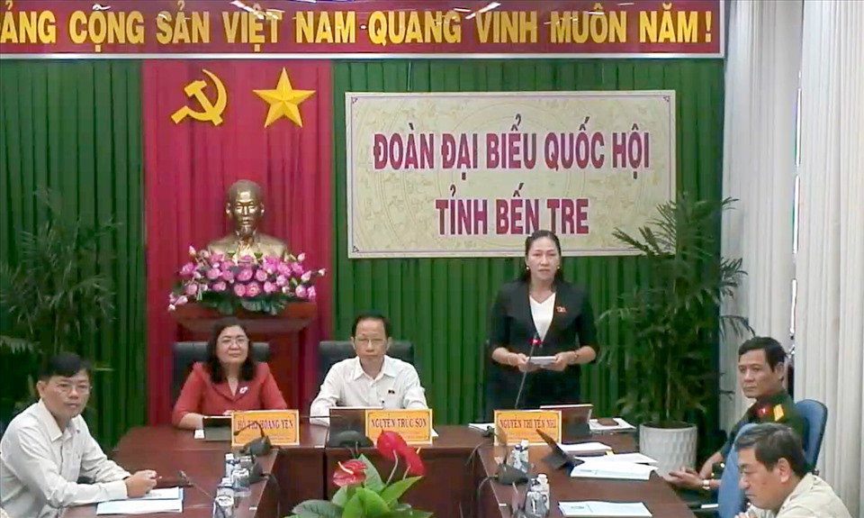 Đại biểu Nguyễn Thị Yến Nhi - Đoàn đại biểu Quốc hội tỉnh Bến Tre đặt câu hỏi từ điểm cầu tỉnh Bến Tre.