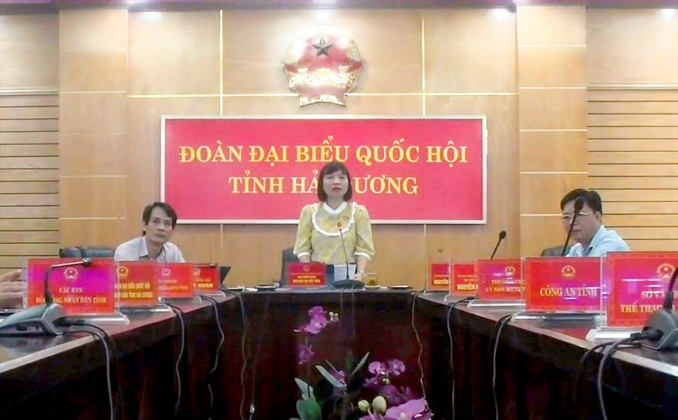 Đại biểu Nguyễn Thị Việt Nga - Đoàn đại biểu Quốc hội tỉnh Hải Dương đặt câu hỏi từ điểm cầu Hải Dương.