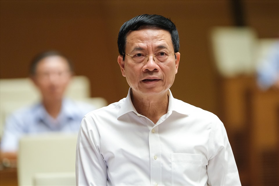 Bộ trưởng Nguyễn Mạnh Hùng trả lời chất vấn