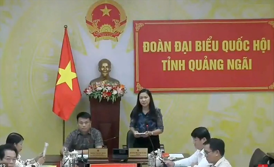 Đại biểu Huỳnh Thị Ánh Sương – Đoàn ĐBQH tỉnh Quảng Ngãi tại điểm cầu Quảng Ngãi.