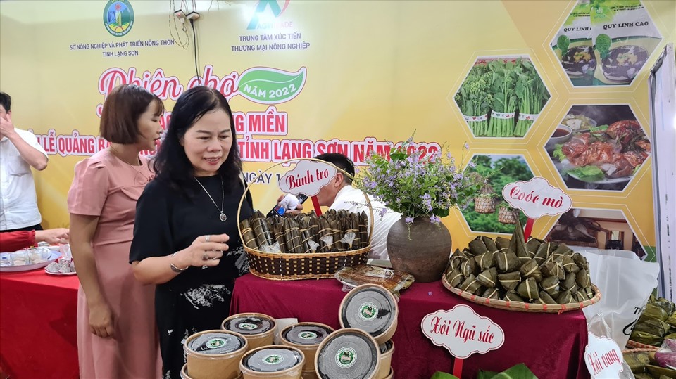 Ngoài na, Lạng Sơn còn giới thiệu nhiều món ăn, bánh trái đặc sản. Ảnh: Vũ Long