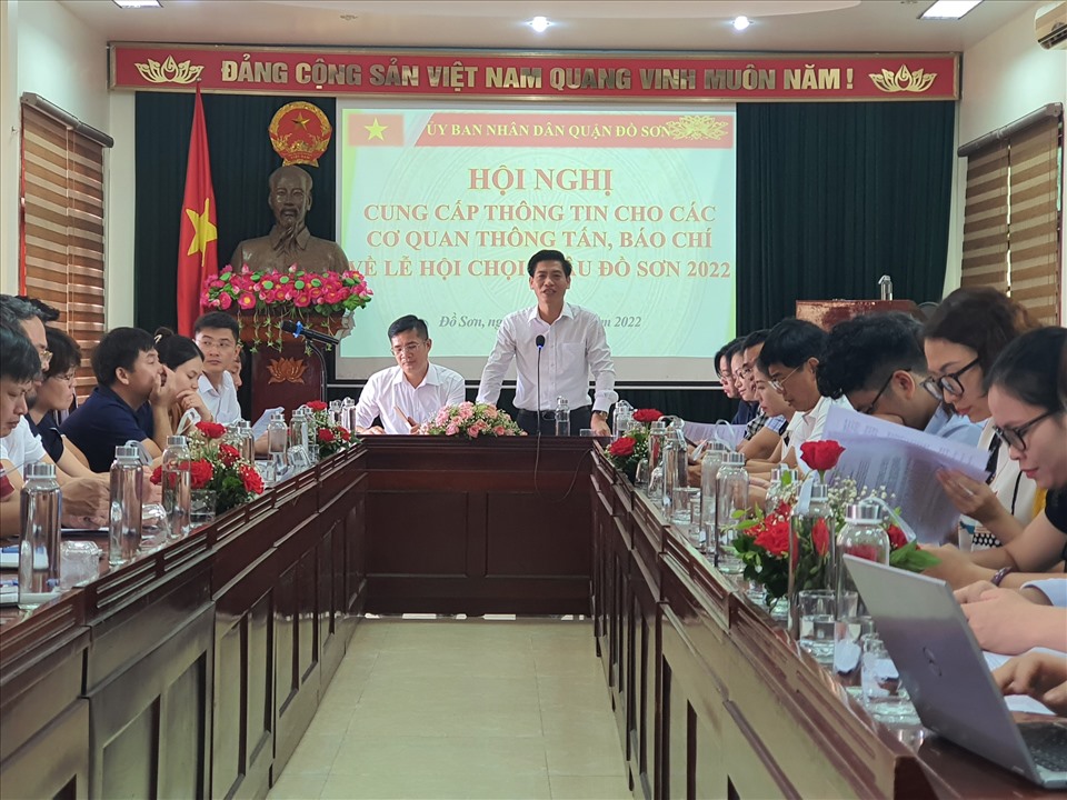 PCT UBND quận Đồ Sơn Phạm Hoàng Tuấn thông tin về Lễ hội chọi trâu 2022. Ảnh: MC