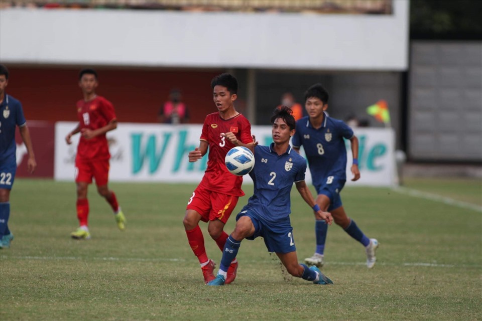 U16 Việt Nam vẫn đang đứng vững trước người Thái. Ảnh: VFF