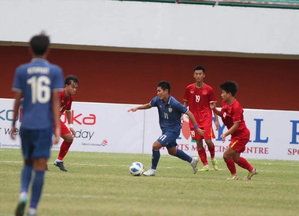 U16 Thái Lan tấn công nhiều hơn trong hiệp 2. Ảnh: VFF