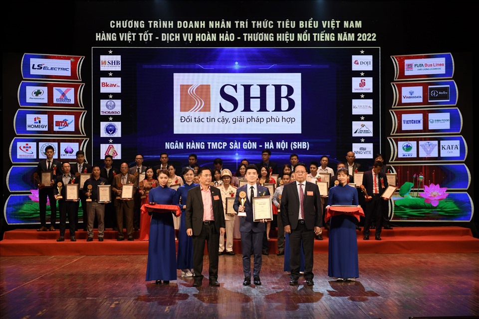 Ông Đỗ Quang Vinh, Thành viên HĐQT kiêm Phó Tổng Giám đốc SHB đại diện ngân hàng nhận giải thưởng “Top 10 thương hiệu nổi tiếng hàng đầu Việt Nam 2022”.
