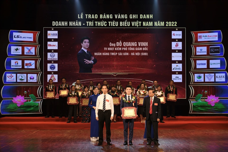Với tư tưởng lớn “dám nghĩ dám làm” và những thành công bước đầu trong hoạt động chuyển đổi số tại SHB, ông Đỗ Quang Vinh được vinh danh giải thưởng “Doanh nhân vàng Việt Nam năm 2022”.