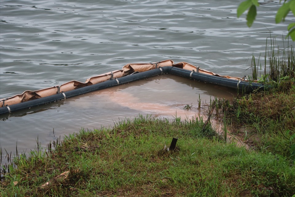 Dòng nước đỏ ngầu từ “núi” đất sát bờ sông Hương chảy xuống sau một cơn mưa (ảnh chụp chiều 9.8). Ảnh: P. Đạt.