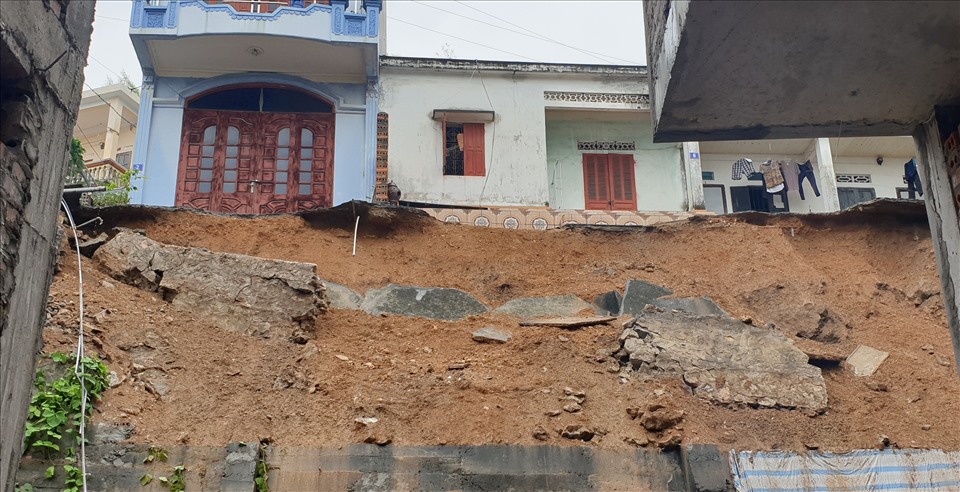Một lán của nhóm thợ xây bị đất đá sạt lở vùi lấp sau trận mưa lớn, khiến một người chết tại phường Bãi Cháy, TP.Hạ Long tháng 4.2021. Ảnh: Nguyễn Hùng