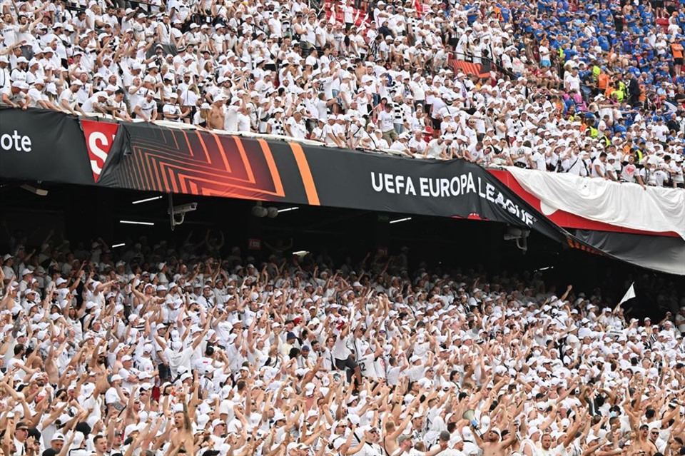 Người hâm mộ là điểm tựa lớn nhất cho Frankfurt. Ảnh: UEFA