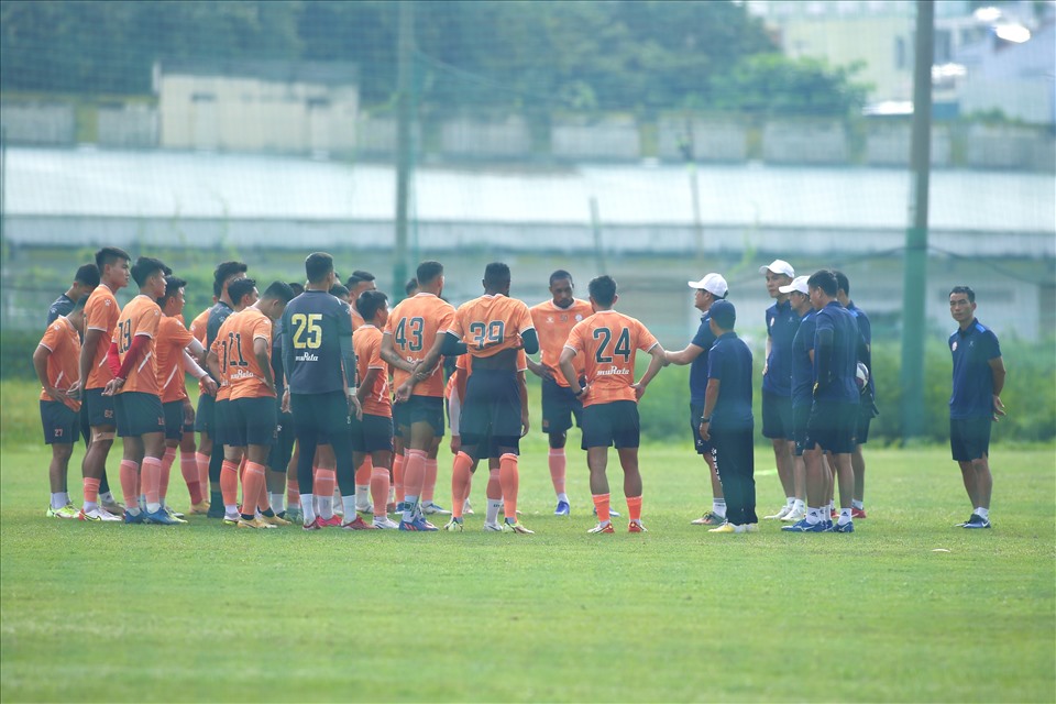 Huấn luyện viên Nguyễn Hữu Thắng họp đội trước khi chính thức bước vào tập luyện.