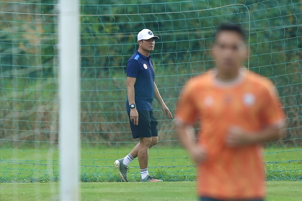 Đây là buổi tập thứ 2 của huấn luyện viên Nguyễn Hữu Thắng sau khi thay thế vị trí của huấn luyện viên Trần Minh Chiến. Nhiệm vụ của ông là giúp đội bóng thành phố mang tên Bác vượt qua giai đoạn khó khăn sau chuỗi thành tích bết bát.