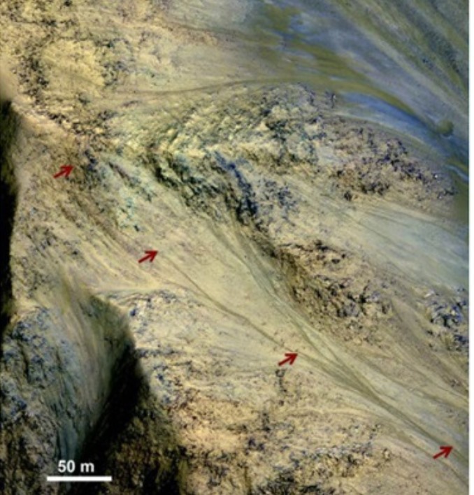 Vệt dốc định kỳ (RSL) là các vệt tối xuất hiện ở một số sườn núi của sao Hỏa trong những tháng ấm hơn và mờ dần trong những tháng lạnh hơn. Ảnh: NASA