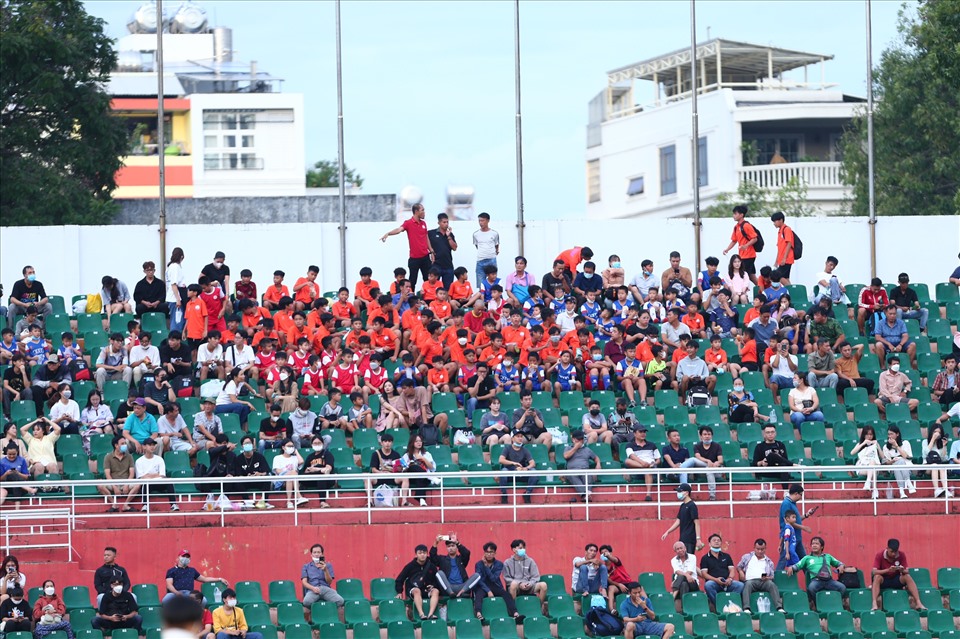 Đông đảo khán giả có mặt tại sân Thống Nhất để theo dõi trận đấu. Ảnh: Thanh Vũ