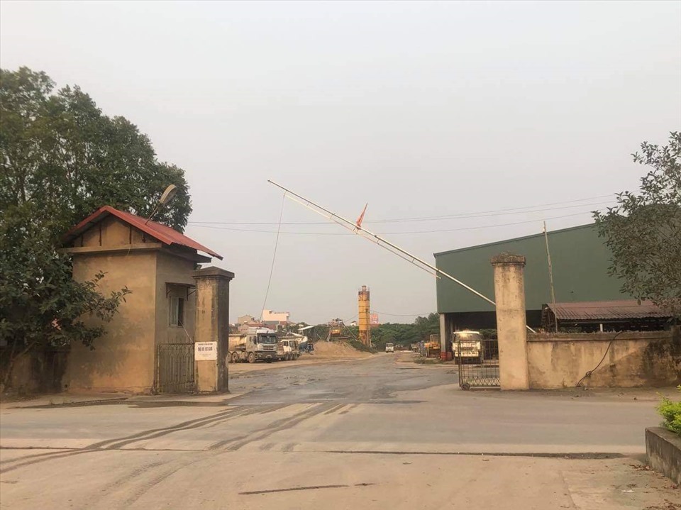 Ngay sát Trạm trộn bêtông Xuân Thành là Trạm trộn bêtông của doanh nghiệp xây dựng Xuân Trường cũng gây ô nhiễm từ nhiều năm nay. Ảnh: NT