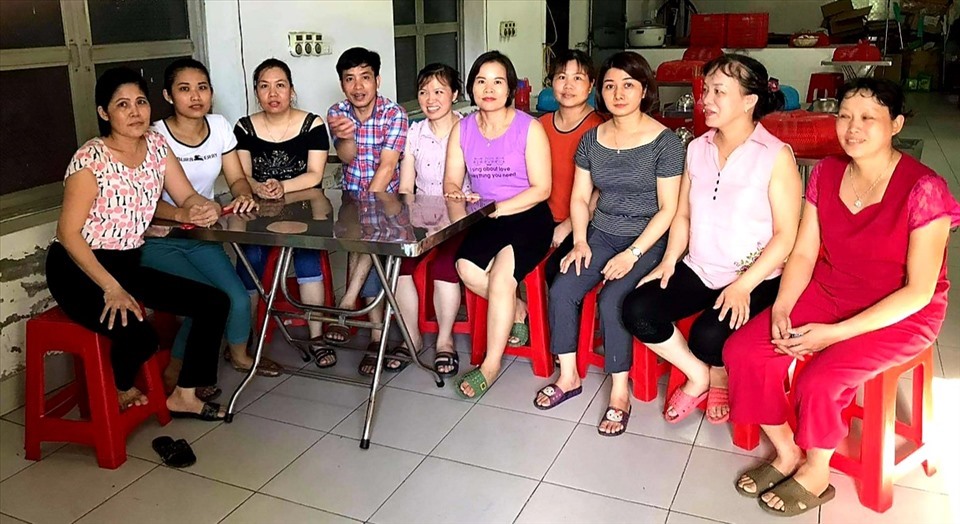 Đại diện tập thể nguyên là công nhân, người lao động của Công ty TNHH Poong Shin Vina tại Thái Bình đã được chi trả trợ cấp thôi việc (hình chụp thời điểm giữa tháng 4.2021). Ảnh: Trung Du  - NVCC