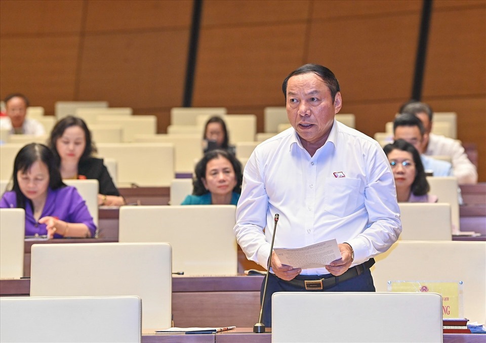 Bộ trưởng Bộ Văn hoá Thể thao và Du lịch Nguyễn Văn Hùng.