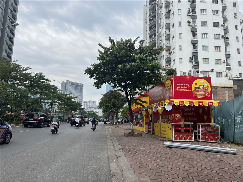 2 điểm bán bánh Trung thu được dựng trên vỉa hè phố Trần Thái Tông.