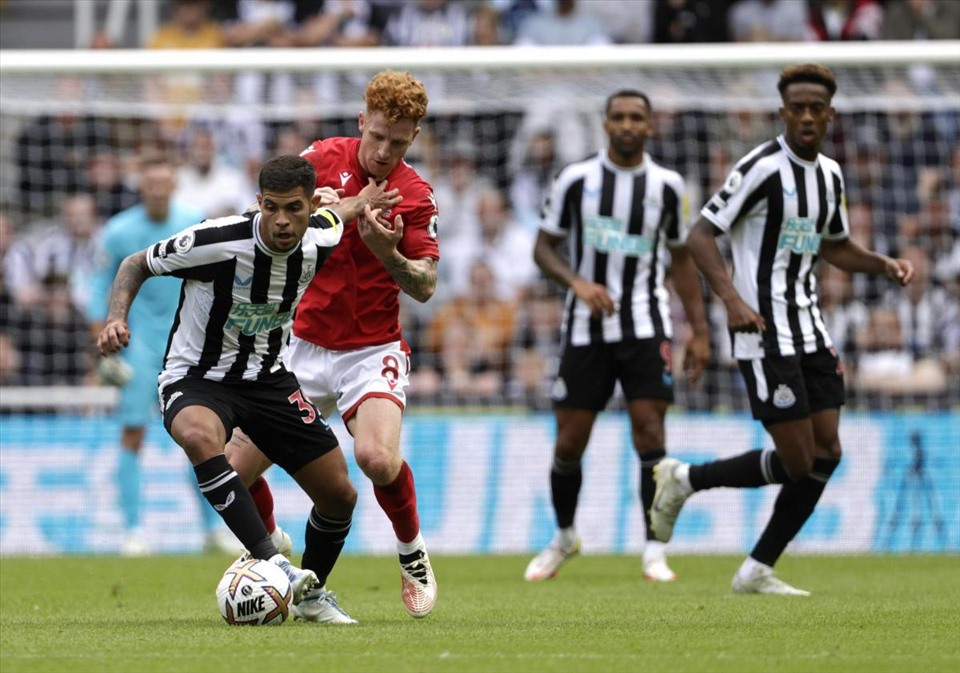 Guimaraes và Joelinton trong trận đấu với Nottingham cuối tuần trước. Ảnh: AFP