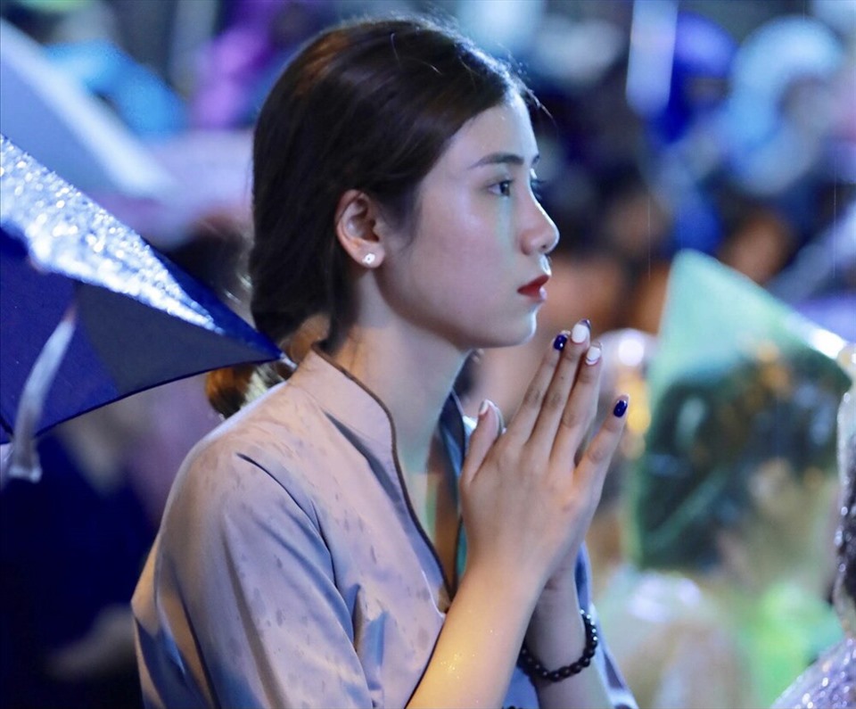 Thế hệ trẻ vẫn giữ những phong tục truyền thống, đan xen vào đó là những dấu ấn cá nhân trong những dịp báo hiếu. Ảnh: Văn Thắng