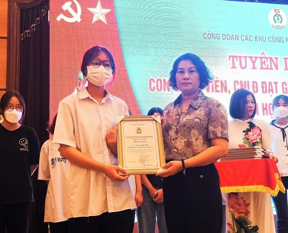 Lãnh đạo LĐLĐ tỉnh Hải Dương tặng quà cho con CNVC-LĐ các KCN Hải Dương đạt giải trong năm học vừa qua.