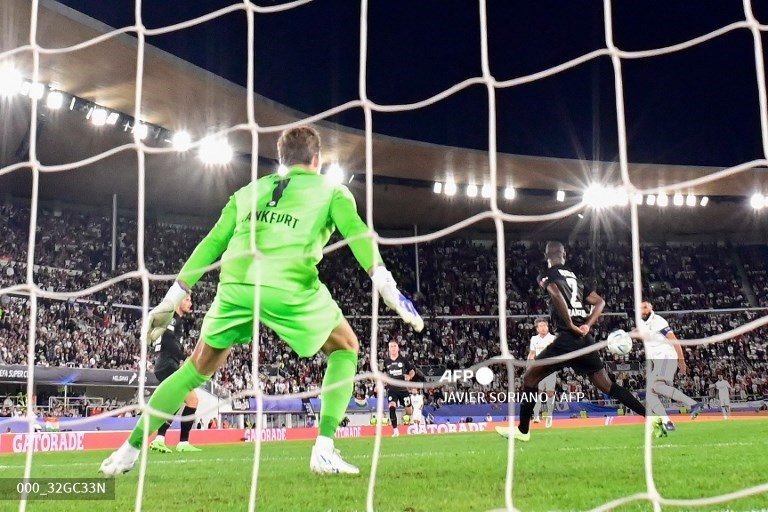 Benzema dễ dàng nâng tỉ số lên 2-0 cho Real Madrid. Ảnh: AFP