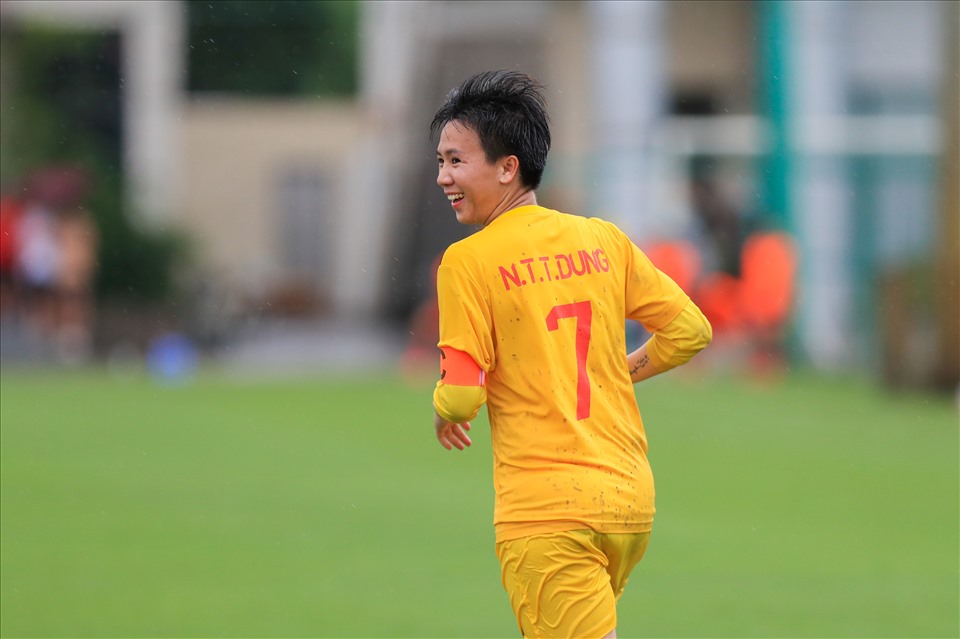 Tuyết Dung lập cú đúp giúp Hà Nam có chiến thắng 4-1 trước TPHCM II. Ở trận đấu cuối, Hà Nam I sẽ đối đầu Than Khoáng Sản Việt Nam để quyết định tấm vé đi tiếp còn lại của bảng B cúp quốc gia nữ 2022. Ảnh: Minh Dân