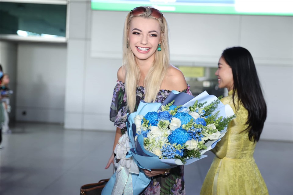 Xuất hiện tại sân bay Tân Sơn Nhất, đương kim Miss World 2021 Karolina Bielawski vô cùng rạng rỡ trong một chiếc đầm đơn giản với kiểu tóc xoã nhẹ nhàng nhưng vẫn tôn lên được nhan sắc như búp bê. Ảnh: MWVN.