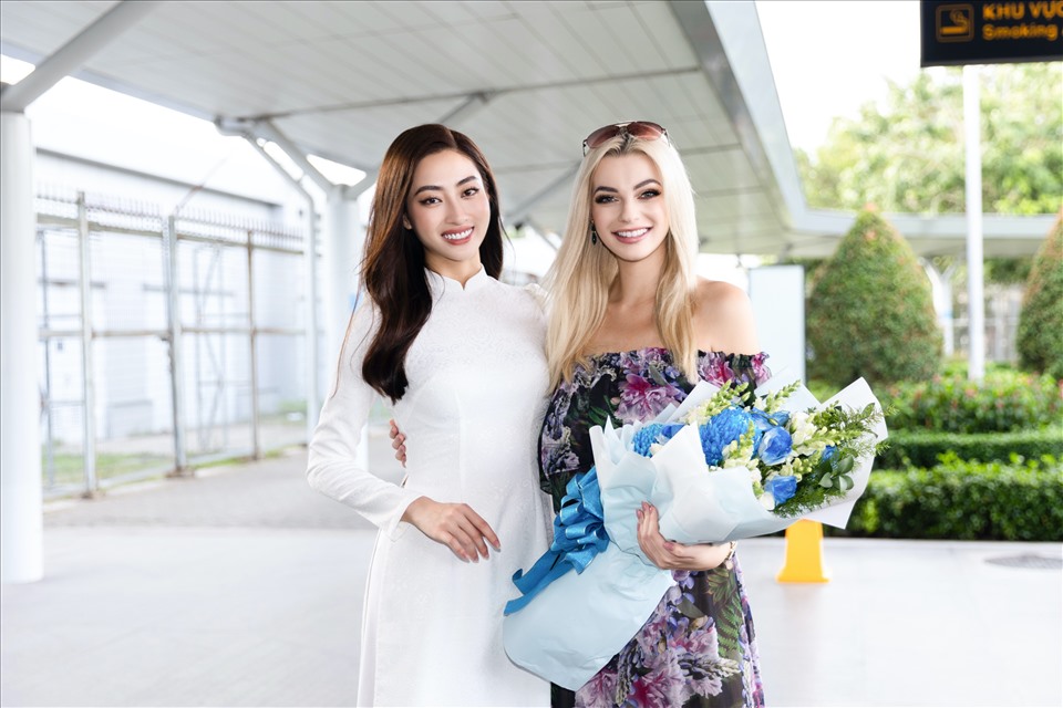 Để chào đón đương kim Miss World 2021, Hoa hậu Lương Thùy Linh diện áo dài trắng truyền thống