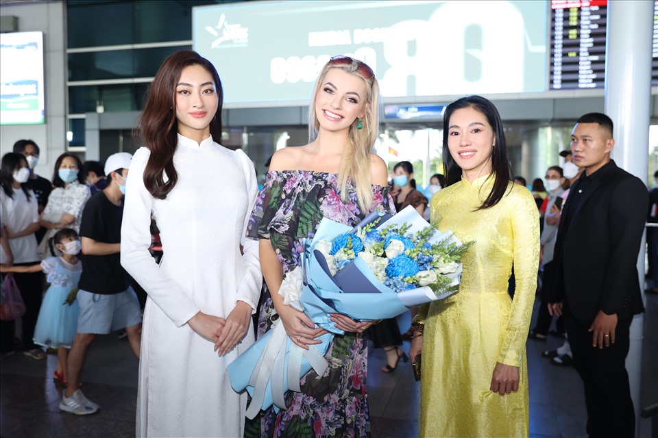 Xuất hiện tại sân bay Tân Sơn Nhất, đương kim Miss World 2021 Karolina Bielawski vô cùng rạng rỡ trong một chiếc đầm đơn giản với kiểu tóc xoã nhẹ nhàng nhưng vẫn tôn lên được nhan sắc như búp bê. Ảnh: MWVN.