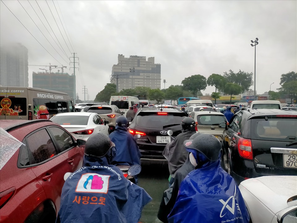 Tình trạng ùn tắc tại khu vực nút giao đường Mễ Trì - Lê Quang Đạo - Châu Văn Liêm đã kéo dài hơn 1 giờ.