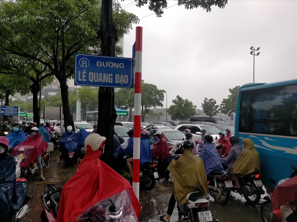 Tình trạng ùn tắc tại khu vực nút giao đường Mễ Trì - Lê Quang Đạo - Châu Văn Liêm đã kéo dài hơn 1 giờ.